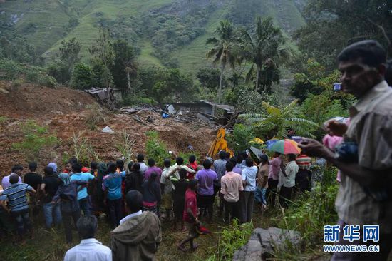 這張10月29日拍攝的照片顯示斯里蘭卡中部山體滑坡中幸存村民們正在被疏散。