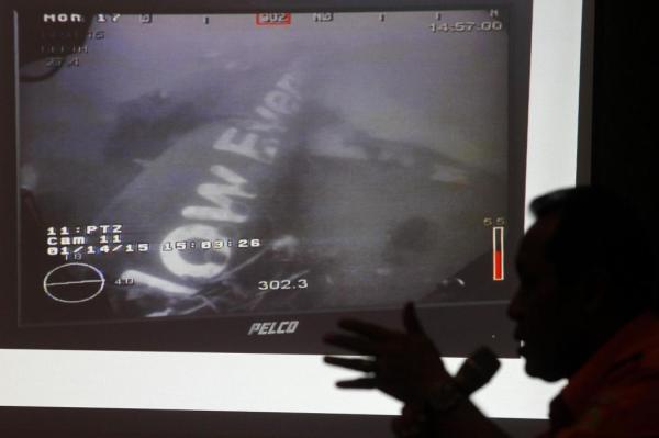 這是1月14日新加坡國防部長黃永宏在其社交網(wǎng)站上傳的亞航失事航班QZ8501機身照片。