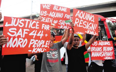2月3日，菲律賓馬尼拉，民眾舉行示威游行悼念遇難的44名特警，并要求總統(tǒng)阿基諾下臺(tái)，對(duì)此次反恐行動(dòng)失敗負(fù)責(zé)。