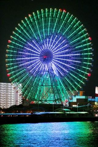 直徑100米的摩天輪上映出多種花式圖案。