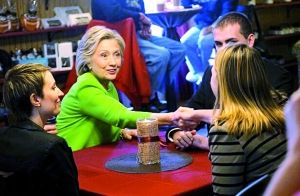 在宣傳片中，希拉里熱情地與三名“普通美國人”交談。