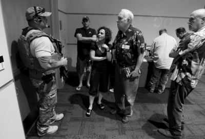 　5月3日，警察在案發(fā)后暫時(shí)阻止與會(huì)者離開展覽。