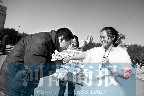 　一名男士上前，準(zhǔn)備親吻女孩的手