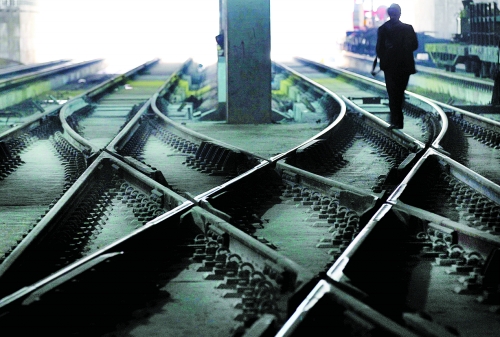 ▲鄭州地鐵1號(hào)線醫(yī)學(xué)院站，地下18米縱橫交錯(cuò)的鐵軌伸向遠(yuǎn)方。