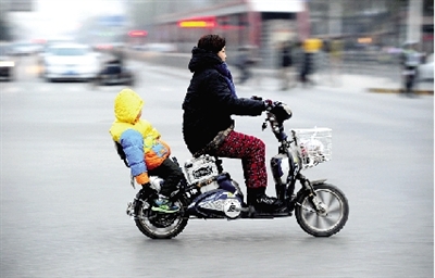 昨日下午，隴海西路桐柏路口，紅燈亮起的瞬間一輛電動車闖過路口。