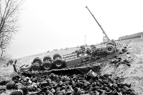 　一輛貨車沖開護欄翻下高速，輪胎散落一旁