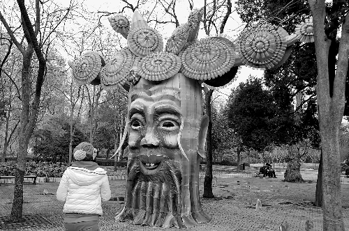 2月5日，游人在鄭州市人民公園內(nèi)欣賞一個(gè)由廢舊塑料瓶做裝飾的造型花燈。記者 王 錚 攝