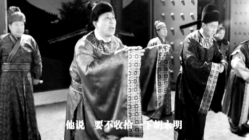 微電影中，“權(quán)貴人士”對(duì)“胡永明”多加陷害 視頻截圖