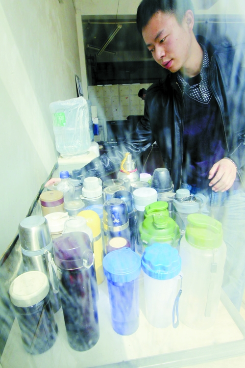 怕堵在路上，公交司機(jī)不敢喝水，把杯子放在了調(diào)度室