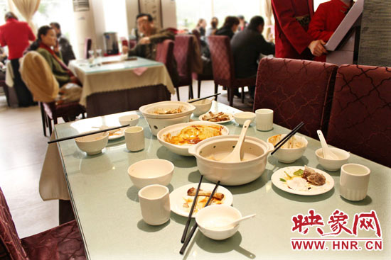 3月22日，阿五美食英協(xié)路店幾位顧客用完餐后，盤子里的食物所剩無幾。