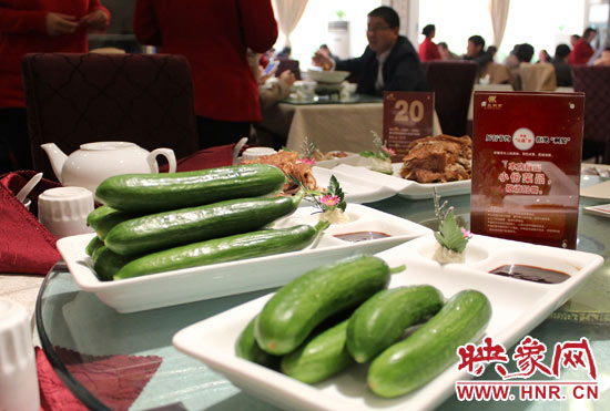 3月22日，阿五美食英協(xié)路店的服務(wù)員為我們展示大份菜品和小份菜品