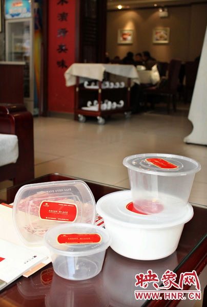 阿五美食英協(xié)路店為顧客提供的各種大小的打包餐盒。