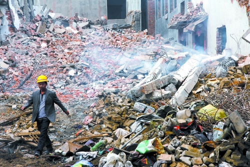 一座清朝老宅被一把火燒成了灰燼。透過青煙，才能看到它曾存在過的痕跡