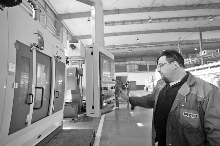 　　▲5月7日，來自德國的專家正在中原內配股份有限公司的生產(chǎn)線上調試設備。