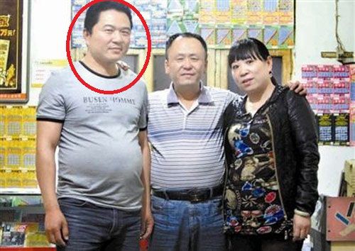 中獎(jiǎng)?wù)呲w應(yīng)光(左 腦袋畫(huà)了紅圈圈那位大哥)和彩票投注站老板張老二(中)及張老二的妻子合影 中獎(jiǎng)?wù)呲w應(yīng)光(左 腦袋畫(huà)了紅圈圈那位大哥)和彩票投注站老板張老二(中)及張老二的妻子合影