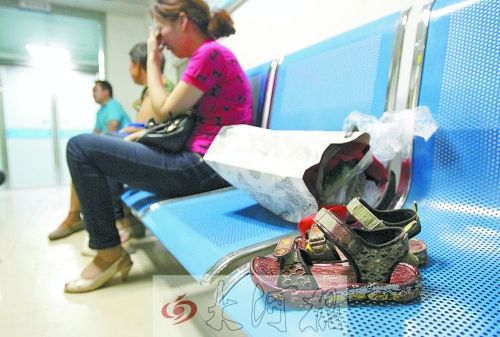 7歲男孩去廁所被“精神病”大男孩捅十多刀,孩子父母和孩子姥姥在手術(shù)室前痛哭。孩子的涼鞋上全是血跡。