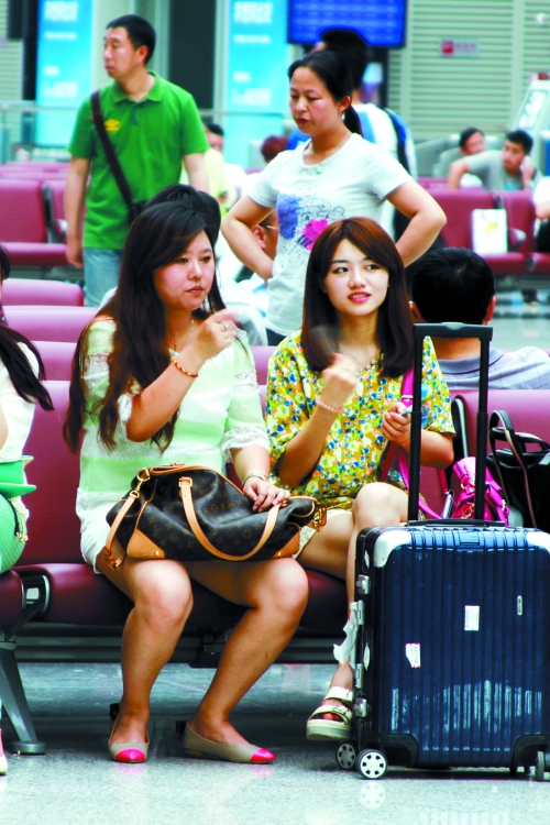 實(shí)在太熱，有個(gè)美女拿身份證當(dāng)扇子用