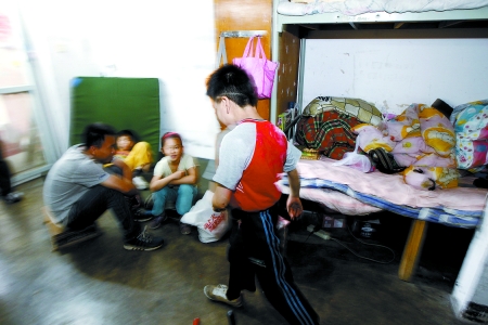 孩子們住在這里，沒有上學，大部分時間是練功，出去表演