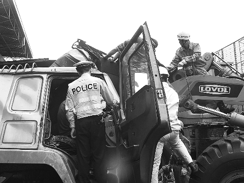 　　調(diào)來(lái)鏟車(chē)，幫忙救人。