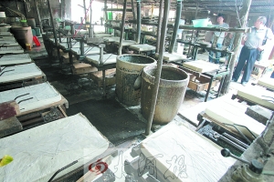 每天3000斤白豆腐在這樣的黑作坊內(nèi)被生產(chǎn)出來(lái) 每天3000斤白豆腐在這樣的黑作坊內(nèi)被生產(chǎn)出來(lái)