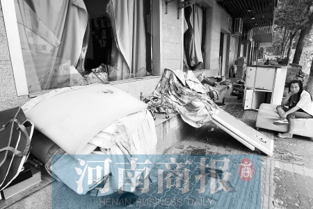 　多間臨街商鋪夜間被砸，店里的沙發(fā)、貨品等被搬到了戶(hù)外  侯建勛/攝