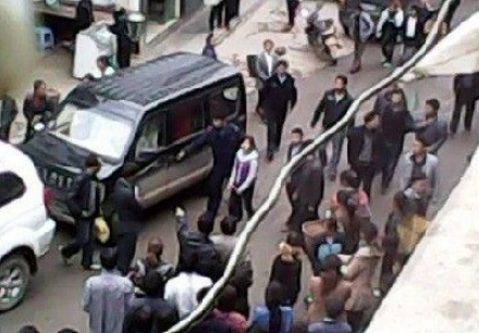 13歲女孩水潑鄉(xiāng)干部被銬 書(shū)記：不知其未成年