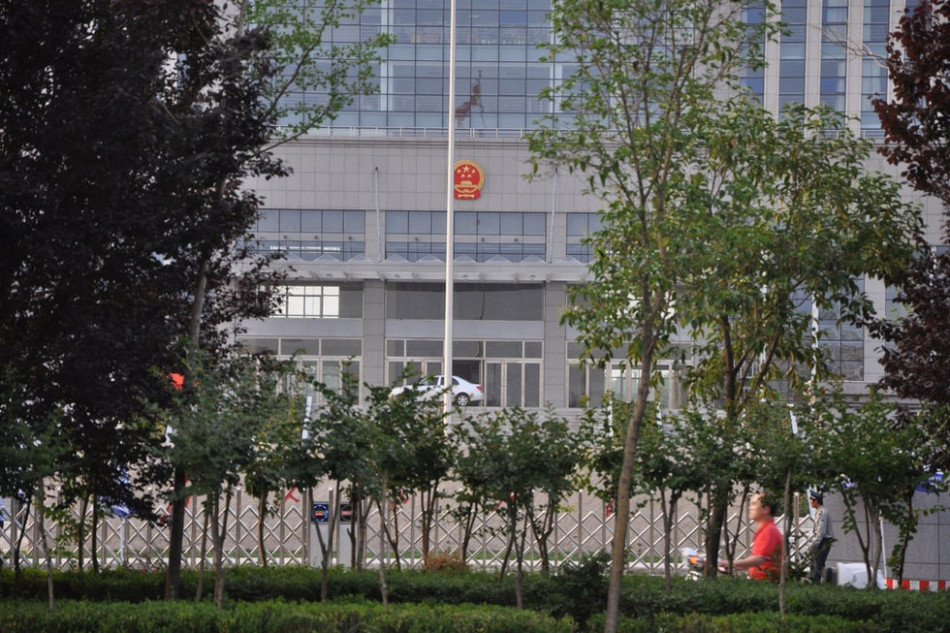 　　圖為魏都區(qū)政府門前的國(guó)徽和隱約的“為人民服務(wù)”字樣。來(lái)源：光明網(wǎng)