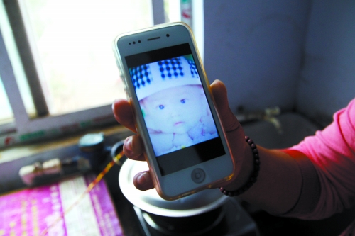 兒子過去的照片，她一直存在手機里