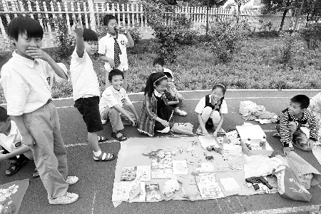 小學(xué)生當(dāng)?shù)財(cái)偫习?，擺起攤來(lái)也很專業(yè)