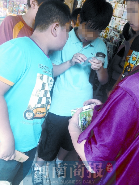 小賣鋪內(nèi)，孩子們圍在一起查看“中獎(jiǎng)”情況