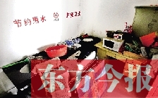 廁所進(jìn)門中廳，擺放著灶臺(tái)、餐桌、床鋪等，乍一看像個(gè)客廳