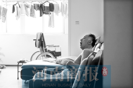 金老先生因偏癱生活不能自理，鄰居說，平時經(jīng)常看到護(hù)工和老人的弟弟前來照顧 實(shí)習(xí)生 唐韜/攝