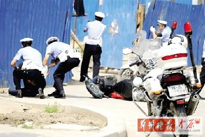 　一名歹徒被抓獲，另一名歹徒持槍劫持了一名門衛(wèi)。