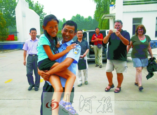 黨心松一行人剛下車，楊衛(wèi)軍就一把抱起了她，流露出幸福的笑容，不遠處史蒂夫拍照銘記這一刻。