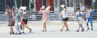  街頭，遮擋陽光是一門“技術(shù)活”。