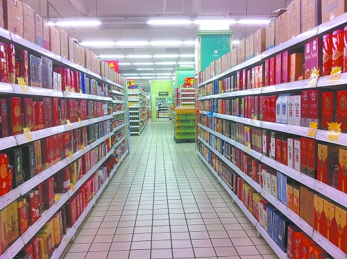 商場里賣的酒，銷售人員稱都是純糧酒，而專家稱，中、低檔酒用酒精和各種添加劑勾兌的情況并不鮮見。