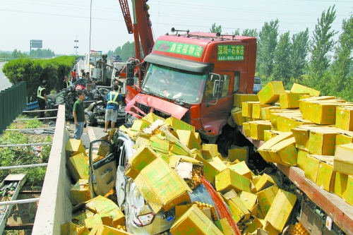 大貨車旁邊的海馬轎車被雞蛋砸中，車上兩人逃脫及時(shí)，僅受輕傷。