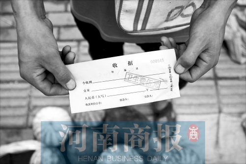 百花路附近的瓜農(nóng)宋師傅交完衛(wèi)生費后收到一張收據(jù)，但沒有收款單位