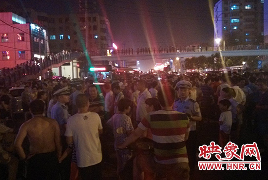 8月7日晚20時許，幾位交警在人群中