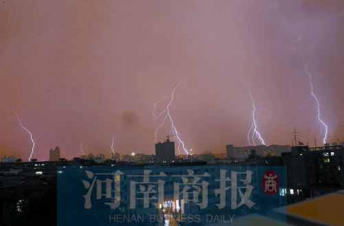 昨天21:30左右，雷電頻頻“光顧”鄭州市區(qū)