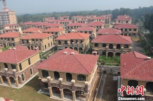 在鄭州市惠濟區(qū)花園口鎮(zhèn)申莊村的黃河岸邊，這處豪華別墅群蔚為壯觀。侯偉勝 攝