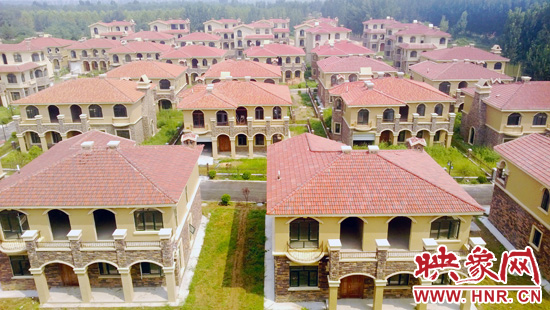 這里的別墅共計(jì)30多棟，有兩層的，也有三層的，主體、裝修都已經(jīng)完工