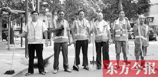 昨天下午6點，6名環(huán)衛(wèi)工人相伴乘坐B1返回27公里外的花園口村。