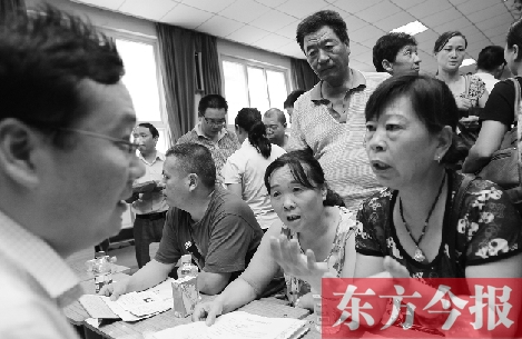 帶著孩子小升初的諸多疑問(wèn)，眾多家長(zhǎng)（右）向教育部門(mén)咨詢