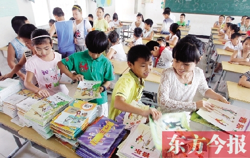 昨日，鄭州市中小學開學，鄭州市帝湖小學教室內，學生們在免費領課本