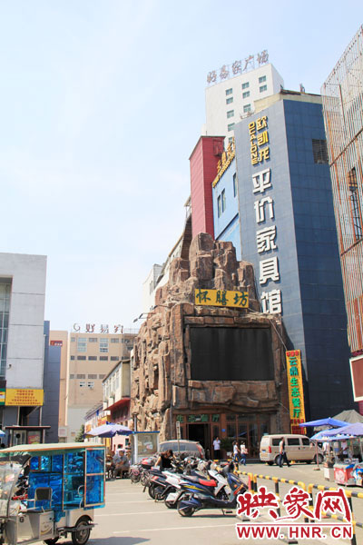 在該酒店一層的入口處，屹立著一座4層樓高的假山，氣勢雄偉。