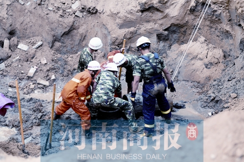 　　7個多小時(shí)的奮力救援，也沒能救回這個孩子