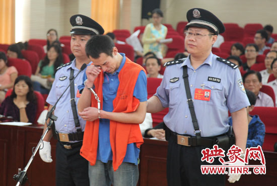 庭審現(xiàn)場，幾度流下淚水的小偉，后悔當初太過沖動。魏海勇-攝