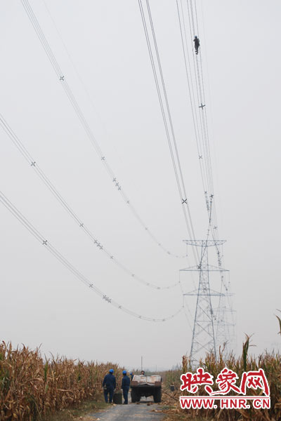 樊建軍自已笑稱，他們更像是一群“高空舞者”。