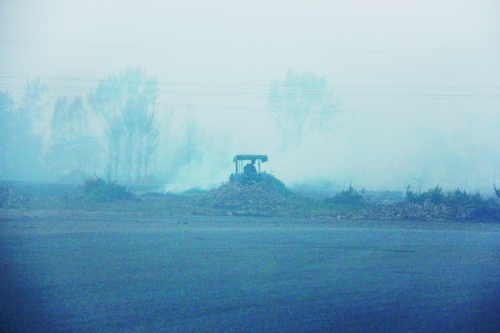 　9月底，南陽市社旗縣一處秸稈焚燒現場。此次督察通報，該縣被罰款9萬元。